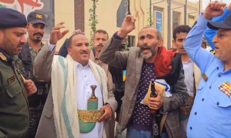 شاهد بالفيديو ..قائد الثورة يقدم إعتذاره لمواطن يمني وتحكيمه بكلاشنكوف جبر خاطر ومنحة مليون ريال بعد تعرضه لإعتداء من قبل جندي في إدارة المرور