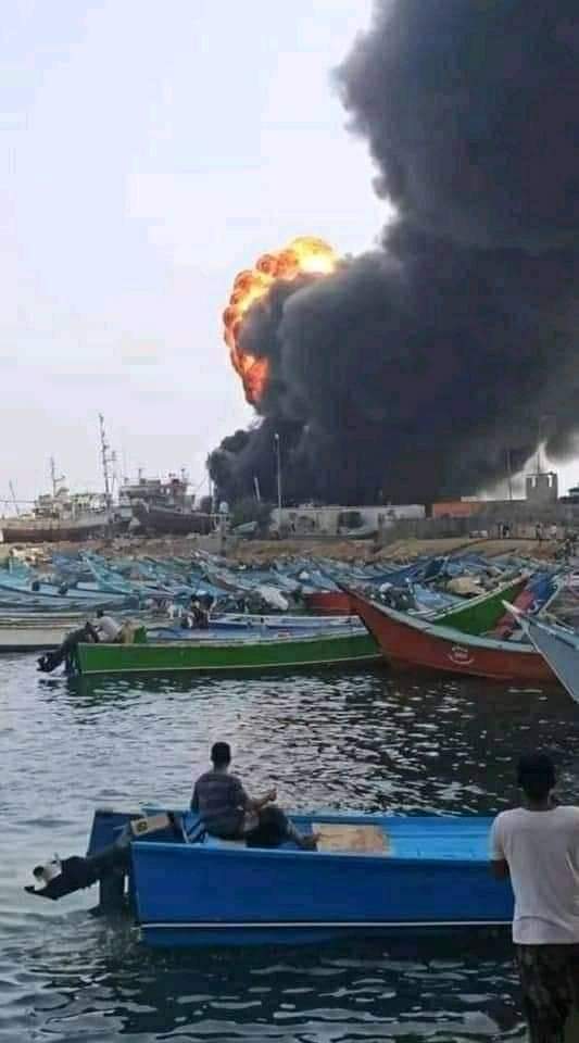 شاهد بالصور ..  انفجار عنيف يتبعه حريق ضخم في ميناء الشحر ‎حضرموت مساء اليوم الأربعاء