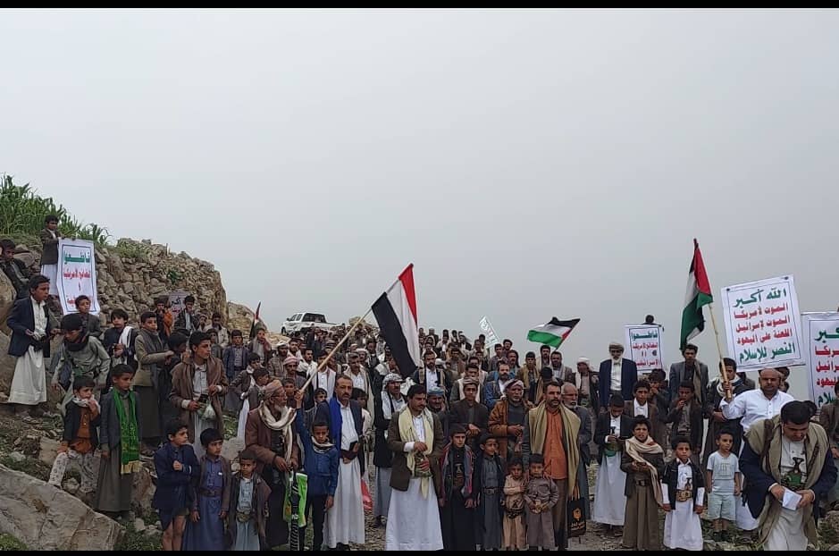 في وقفة جماهيرية حاشدة أبناء الأشمور يؤكدون الثبات مع غزة وجهوزيتهم العالية لمواجهة مؤامرات الأعداء
