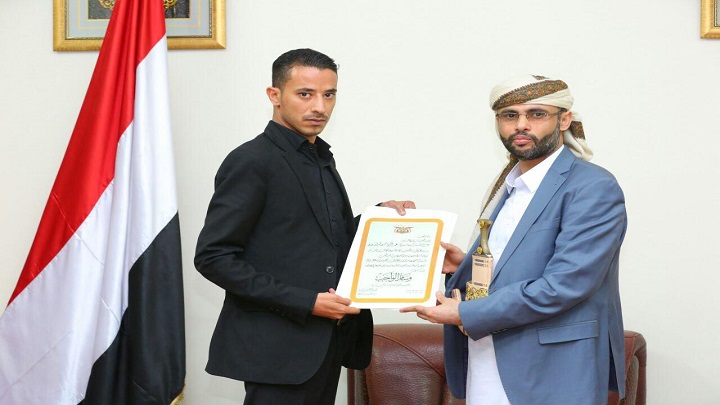الرئيس المشاط يستقبل أبناء وزير الداخلية الماوري ويسلمهم وسام الواجب