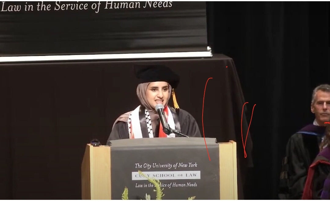 بالصورة والفيديو  من وسط نيويورك طالبة يمنية تهز عرش الكيان الصهيوني وتشعل ثورة في حفل تخرجها من احدى الجامعات واعضاء في الكونجرس يطالبون بأغلاق الجامعة