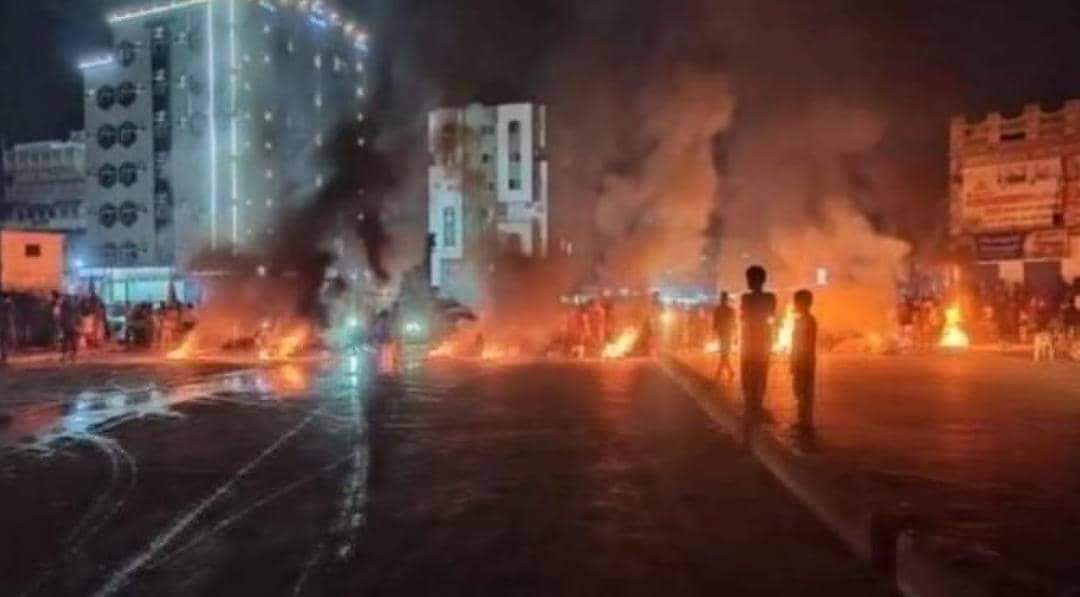 بعيد عن عدن .. أحتجاجات مخيفه منددة بانقطاع الكهرباء في العاصمة  .. صور