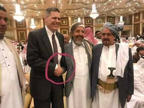 شاهد “بالصور” السفير الأمريكي يجري عقد النكاح لأولاد الأحمر ويجمع أرامل الإصلاح والمؤتمر في بيت الطاعة