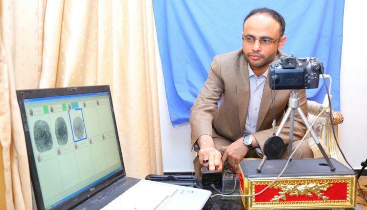 شاهد بالصورة الرئيس المشاط يستكمل إجراءات نظام البصمة والصورة
