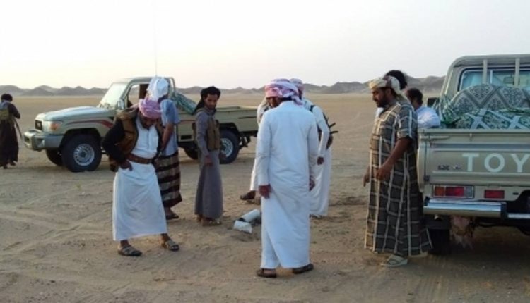 شاهد بالصورة..قبائل المهرة تقوم بإقتلاع الشارات الأسمنتية الخاصة بمشروع أنبوب النفط السعودي التي قامت بوضعها القوات السعودية على الأراضي اليمنية