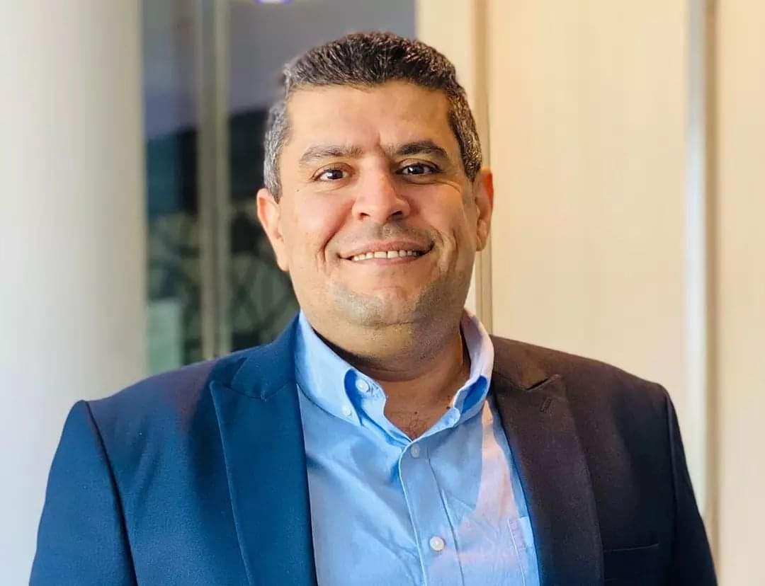 مذيع قناة الجزير يفجر مفاجأة من العيار الثقيل ..ويكشف عن السبب الوحيد لاستقرار سعر الدولار في صنعاء وارتفاعه في عدن ..