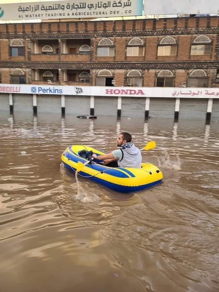بالصور .. صنعاء السيول تحول ميدان التحرير الى بحيرة وتقطع شوارعها .. والقوارب للتواصل بدلا عن السيارات