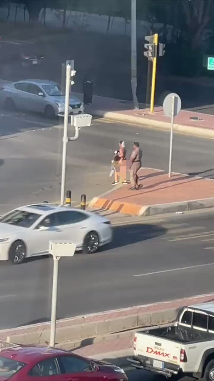 شاهد بالصور.. ناشط سعودي ينشر صور ومقطع فيديو لفتاه شابه عارية في إحدى شوارع المملكه بعد أن إغتصبها أحد المقربين من آل سعود وقام بطردها  بعد أن تناول جرعة زائدة من الكحول