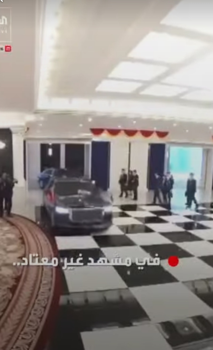 في مشهد غير معتاد .. سيارة الرئيس الصيني تقتحم قاعة المأدبة الملكية بكوريا الشمالية والزعيم كيم في الانتظار