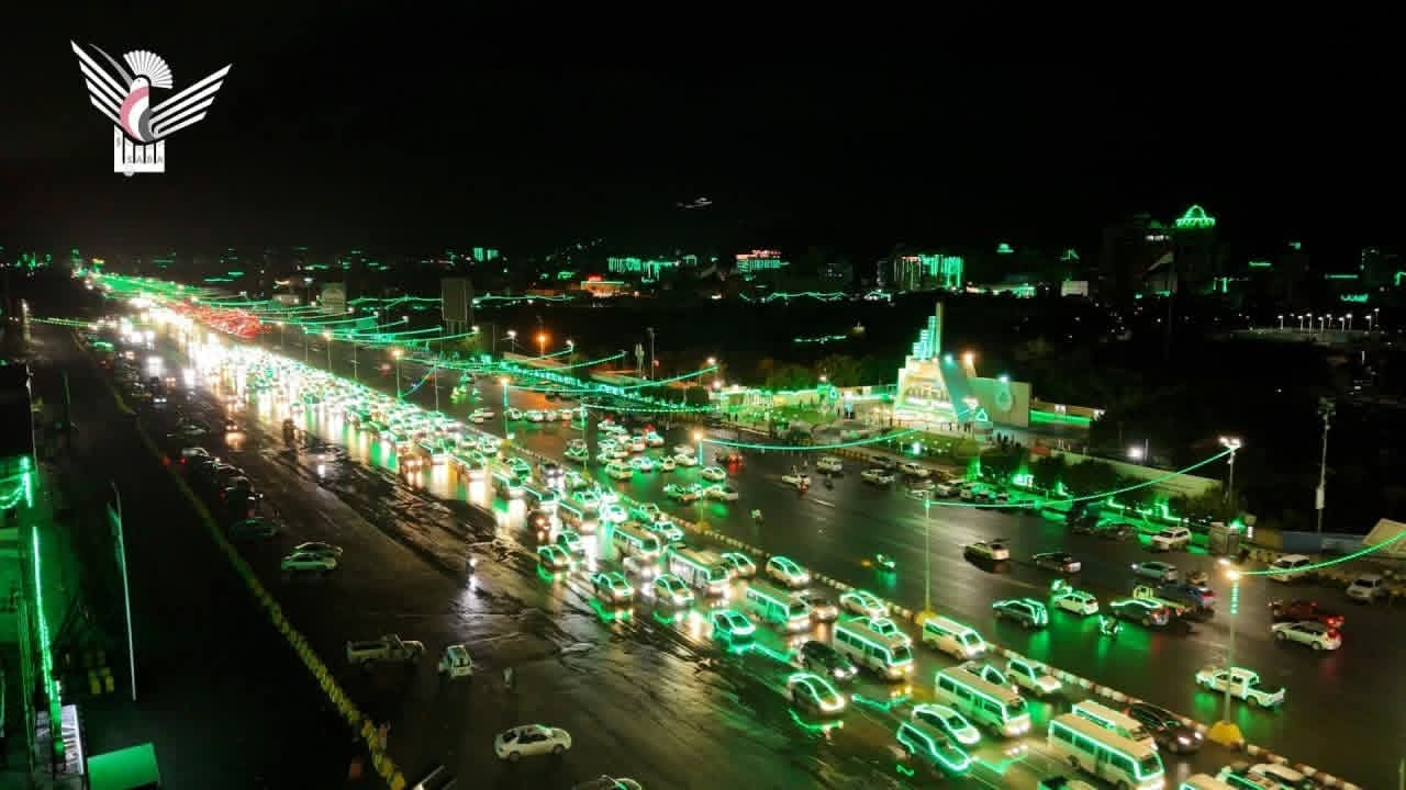 شاهد بالصور مسيرة ضوئية ضخمة للسيارات بالعاصمة صنعاء احتفاءً بمولد النور
