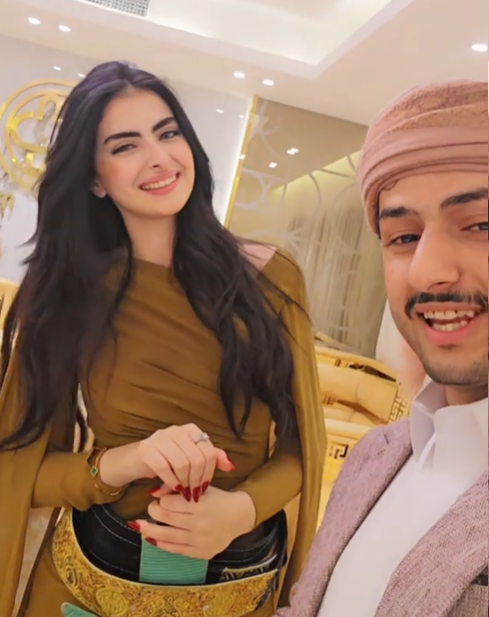 شاهد .. إستنقاص في مواقع التواصل من يمني يخلع جنبيته ويسلمها للمرأة التي ظهرت وهي ترتدي الجنبيه على خصرها نيابة عنه