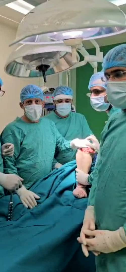 صنعاء. نجاح عملية نوعية لاستبدال مفصل الركبة بمستشفى الشرطة على يد البروفيسور علي الصبري