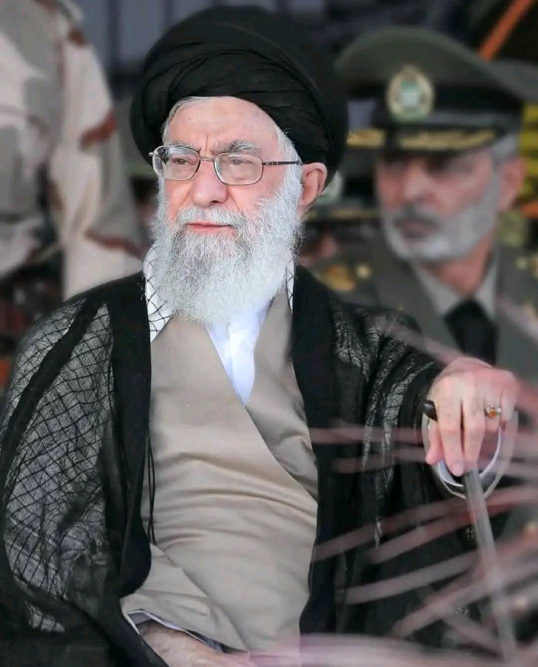 خامنئي يؤكد رفض نزع سلاح حزب الله والحشد الشعبي وأعلن أنه سيخوض مواجهة عسكرية جرا ذالك ..