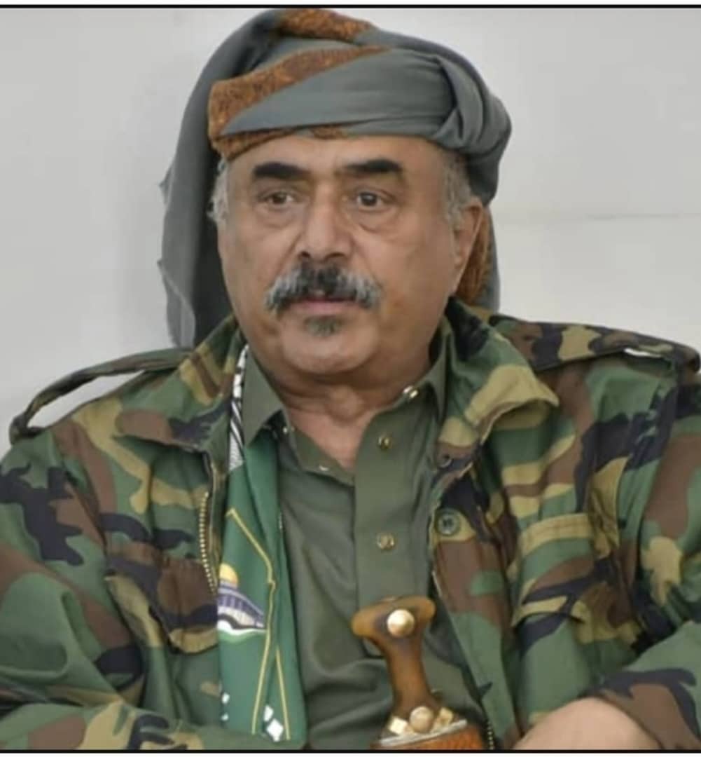 محافظ شبوة اللواء العولقي يُعزّي في وفاة عقيلة الشهيد أحمد الرهوي