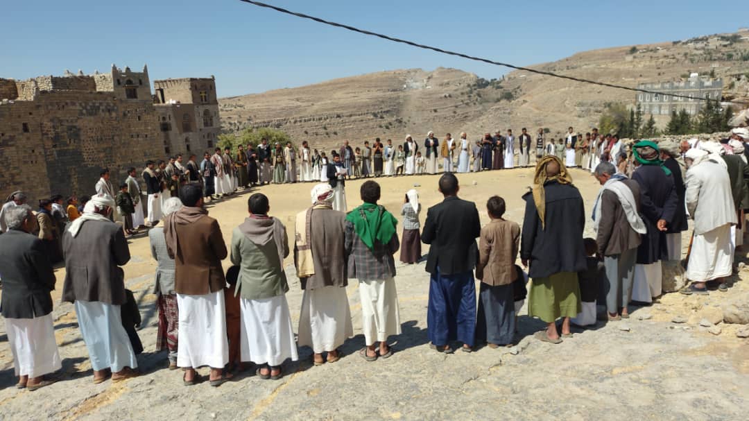 وفاءً للشهداء وتجديدًا للعهد.. أبناء ضلاع الأشْمور يشاركون في وقفة مسلحة بالعزة والإيمان