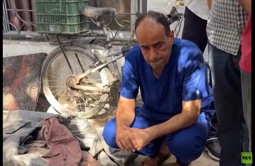 شاهد بالفيديو..مأساة ومشهد مؤلم لا يوصف.. مدير مستشفى غزة يستقبل جثامين شقيقه وأقاربه أثناء تأدية عمله