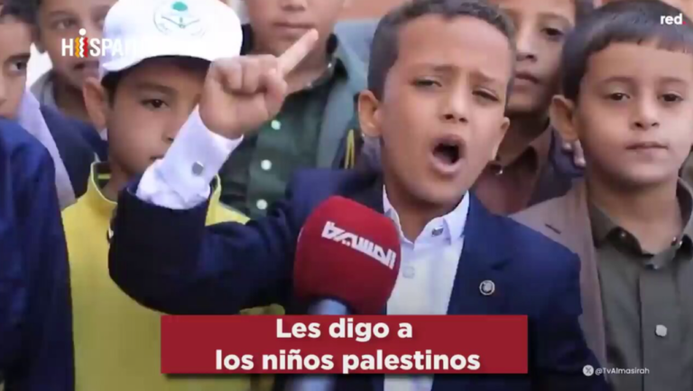 طفل يمني يشغل الإعلام الغربي وصحيفة أرجنتينية تحتفي بشجاعة هذا الطفل