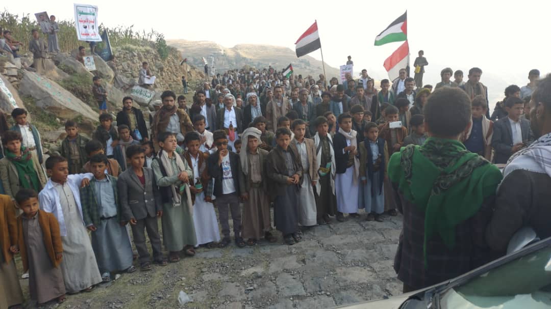 أبناء الأشمور بعمران ينظمون مسيرة جماهيرية حاشدة دعماً لغزة ويؤكدون جاهزيتهم العسكرية لمواجهة أي تهديد للوطن