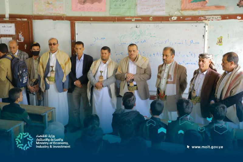 القائم بأعمال وزير الاقتصاد والصناعة يدشن العام الدراسي في مديرية شعوب بالأمانة