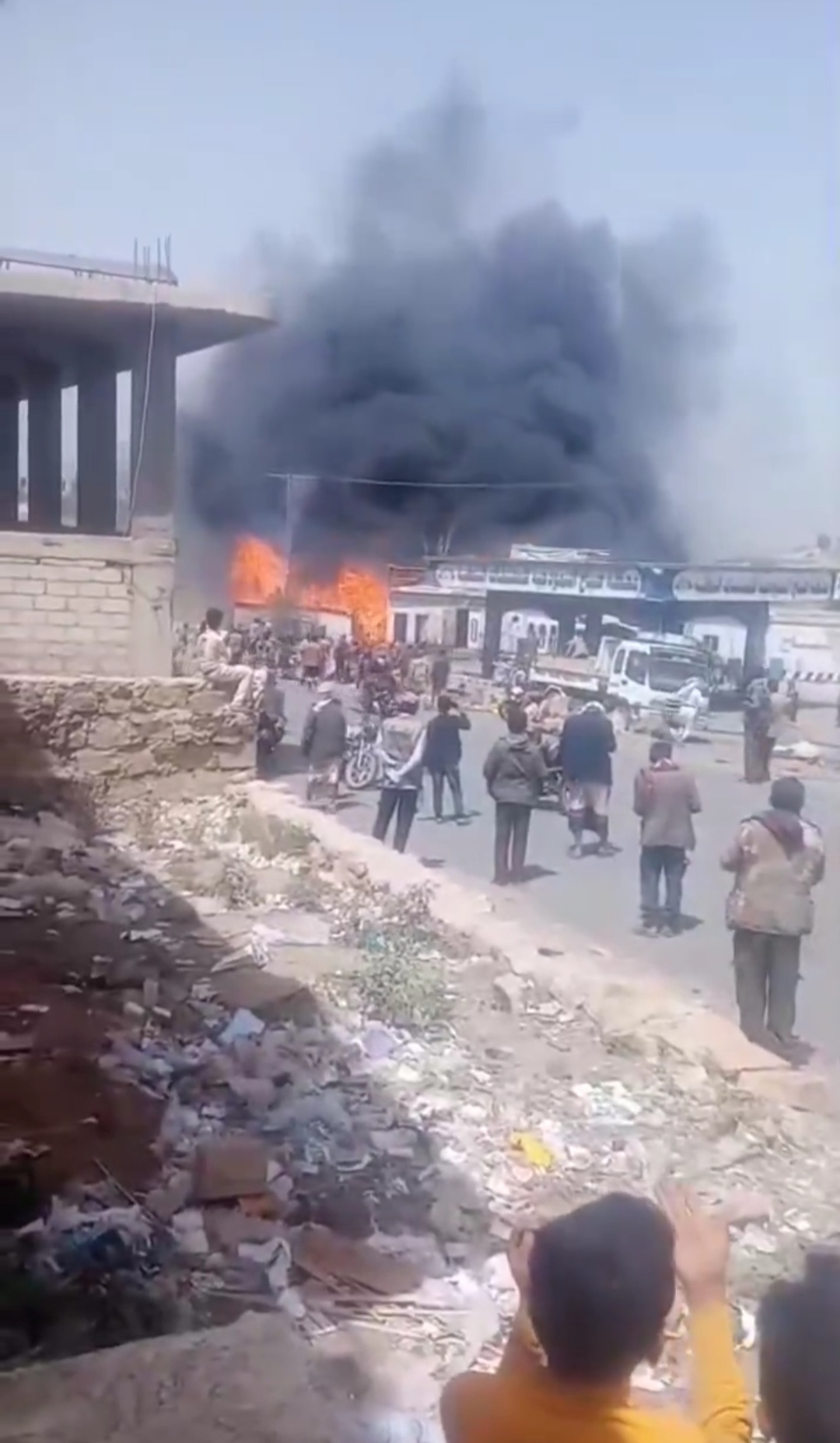 شاهد بالصور.. حريق مرعب بصنعاء وأعمدة الدخان تغطي السماء