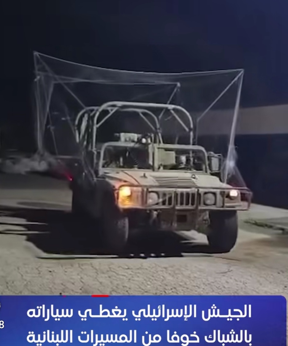 بالصور .. الجيش الإسرائيلي يغطي آلياته بشباك خاصة خوفاً من مسيرات حزب الله