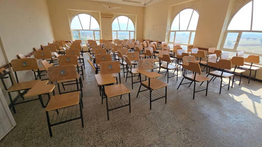 صندوق تنمية المهارات يرفد كلية مجتمع عبس ومعهد 21 سبتمبر بحجة بـ 400 كرسي دراسي.