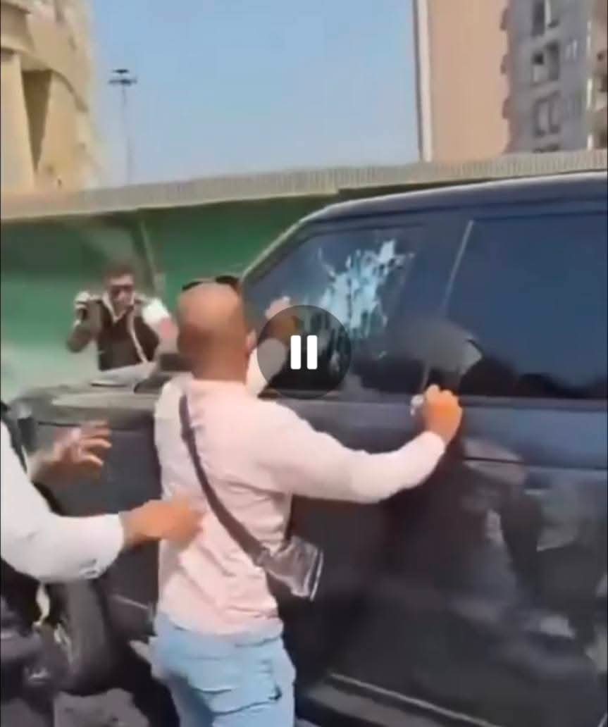 فيديو صادم على كوبري مصري.. سائح كويتي يدهس 3 سيارات ويحاول الهرب والأمن يتدخل.
