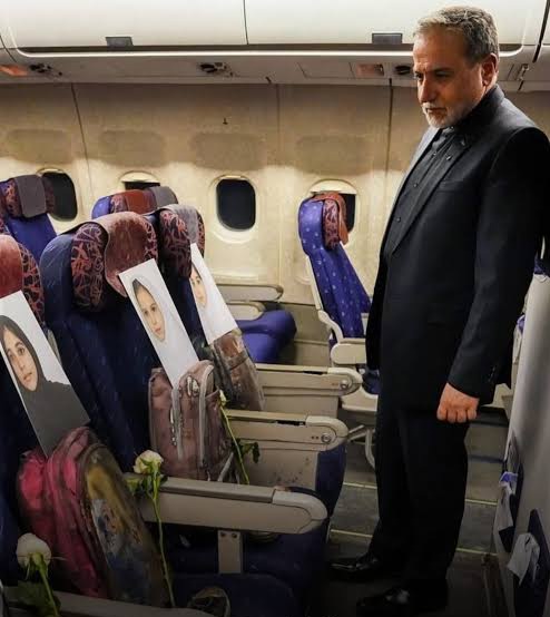شاهد بالصورة..الوقد الإيراني يقاجئ الجميع بحمله هذه الاشياء على متن الطائرة التي حلقت بالوفد للتفاوض في باكستان