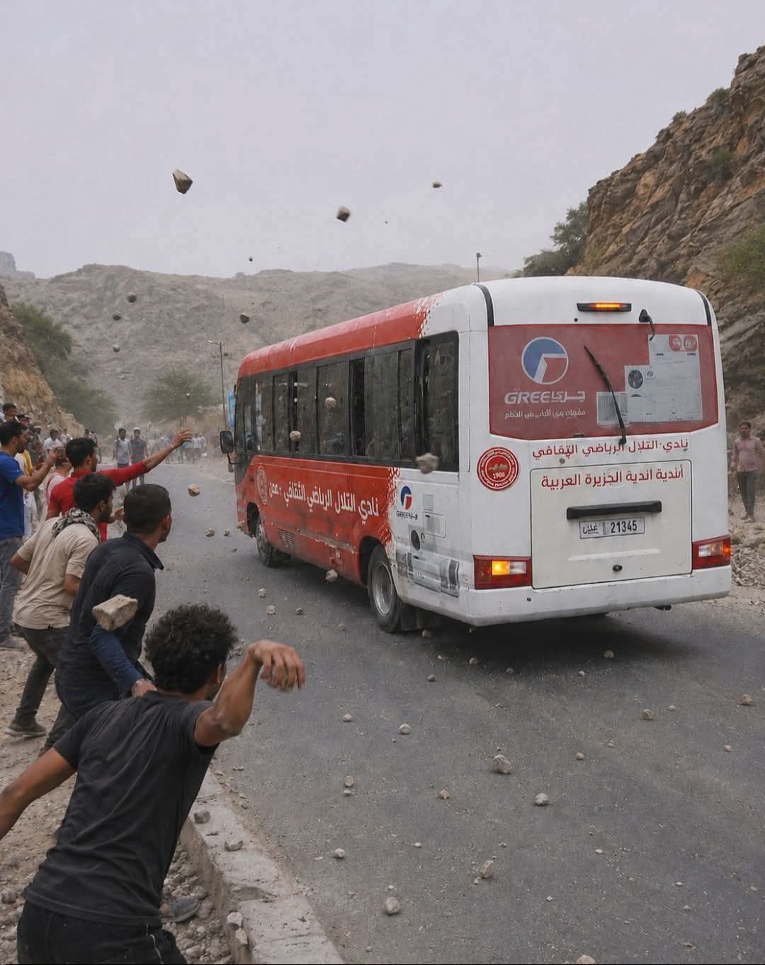 اثناء عودتهم من صنعاء : حافلة نادي التلال تتعرض لاعتداء بالحجارة في محافظة الضالع  .. صور