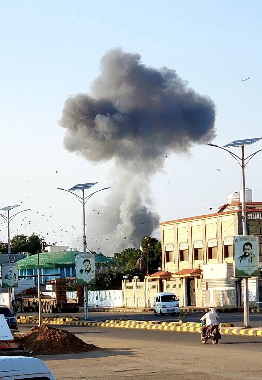شاهد بالصورة لحظة إستهداف العدوان الإسرائيلي لمدينة الحديدة