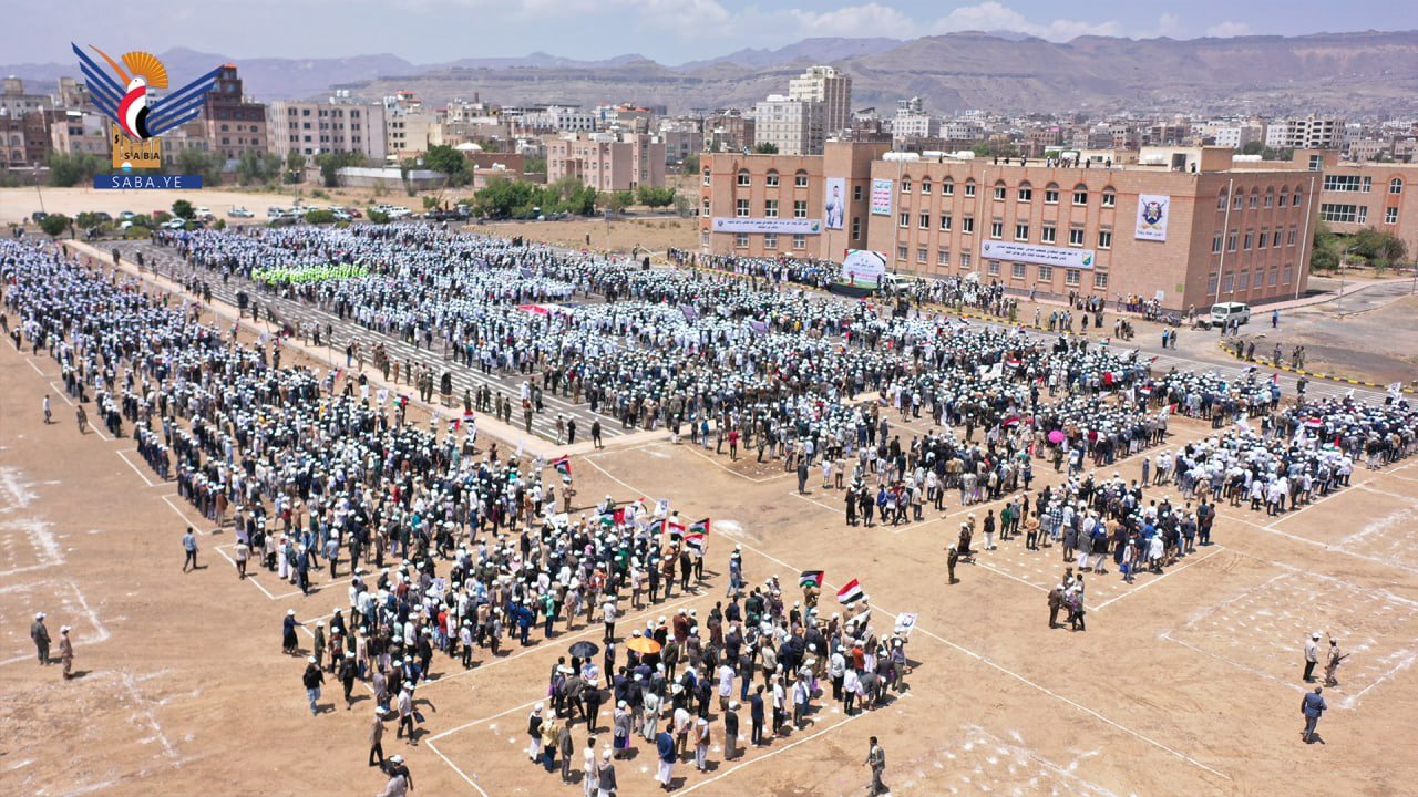 عرض شعبي حاشد لطلاب جامعة صنعاء تأييداً لقرار حظر الملاحة على العدو السعودي