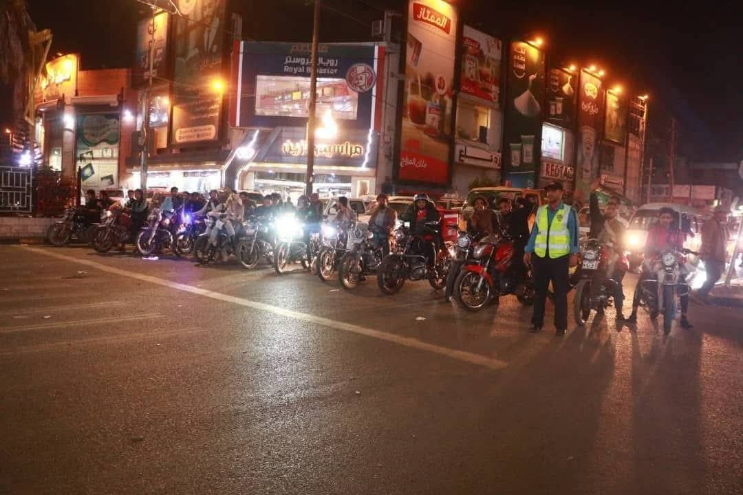صنعاء: صورة لن تمل من مشاهدته من جولة الرويشان تعكس انضباط سائقين الدراجات ..