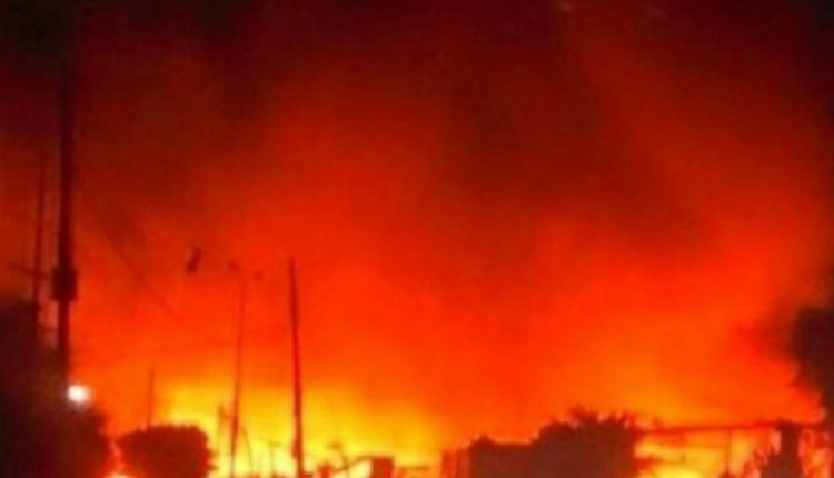 إندلاع حريق ضخم يلتهم أكبر مول تجاري في صنعاء وسقوط قتلى وجرحى 