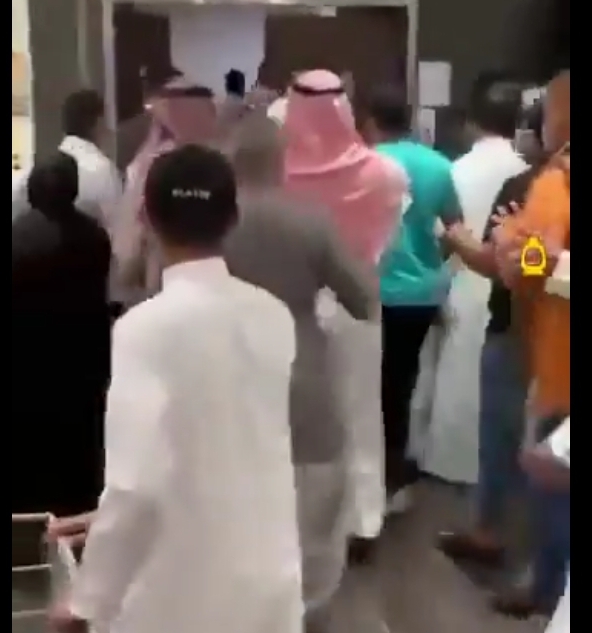 شاهد بالفيديو .. المتاجر والمولات في السعودية تشهد ازمة غير مسبوقة وإزدحام وعراك اثناء السباق لشراء الأرز والسبب؟