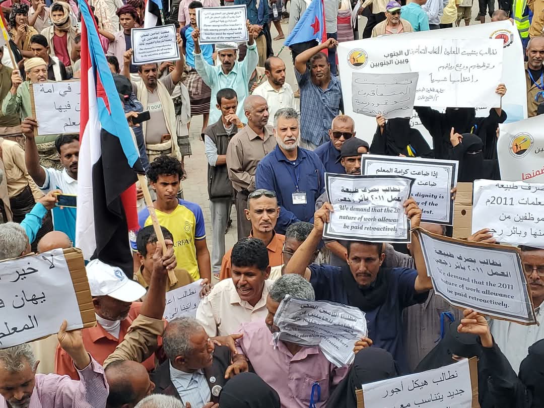 احتجاجات شعبية في العاصمة وعدد من المحافظات ضد رئاسة الحكومة ..