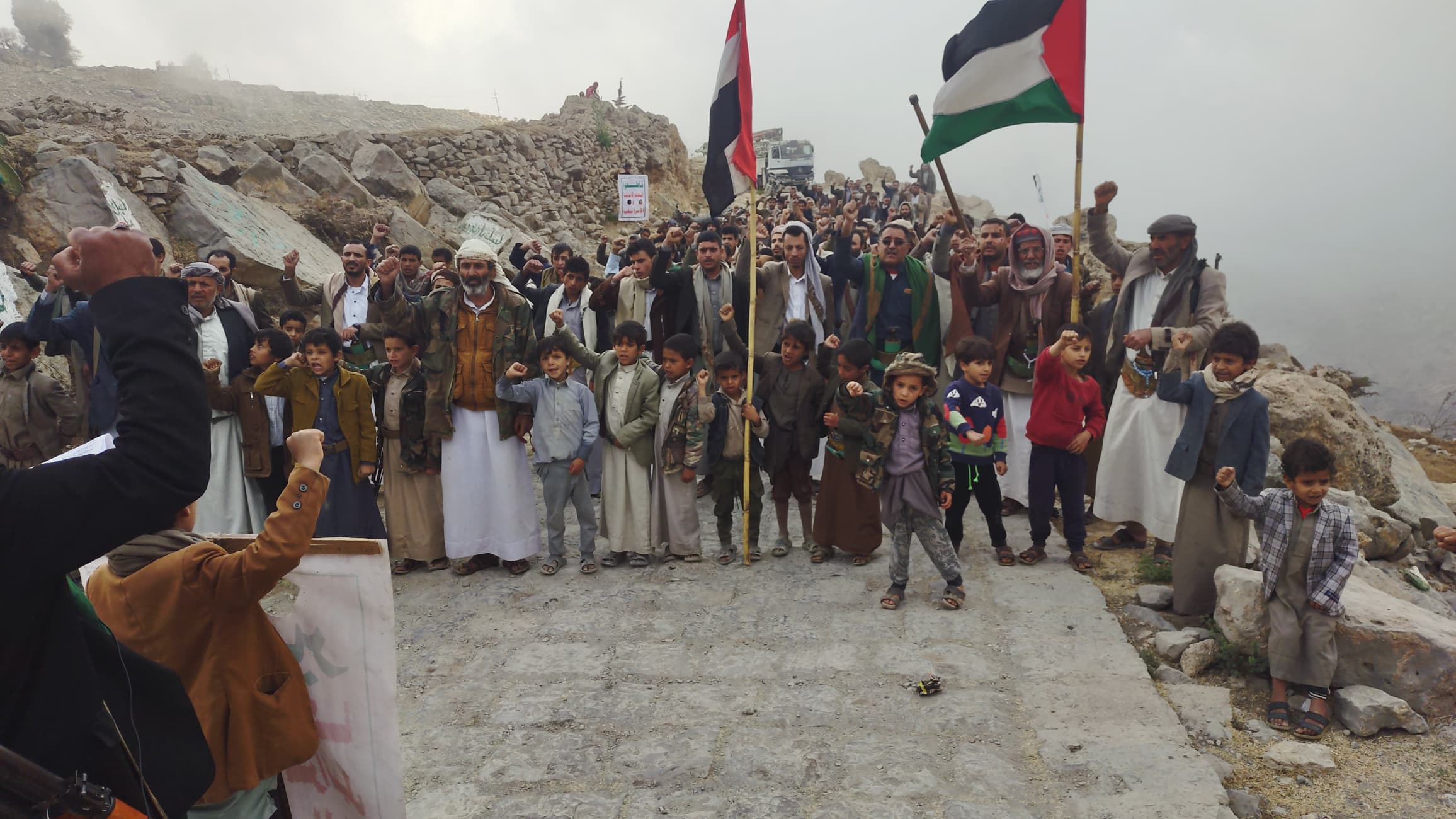 مسيرة حاشدة لأبناء الأشمور بمحافظة عمران تضامنًا مع إيران وتأكيدًا للجهوزية