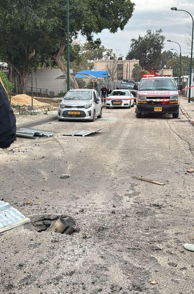 بالصور : جرحى بإصابات خطيرة في كريات شمونة بقصف صاروخي متواصل من حزب الله وانتشار عربات وفرق الإسعاف