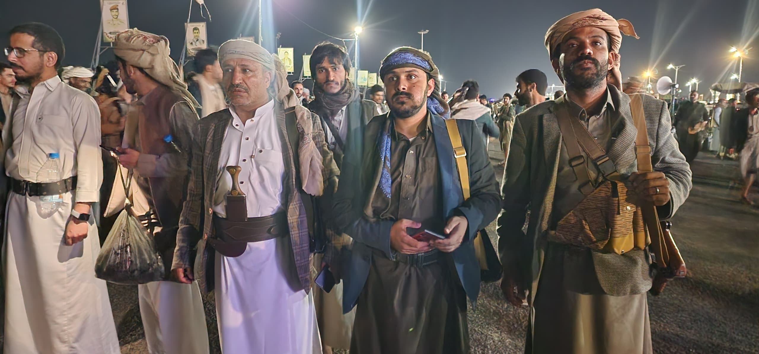 قيادة زكاة أمانة العاصمة تشارك في طوفان غضب شعبي بميدان السبعين تنديداً بقصف مطار صنعاء