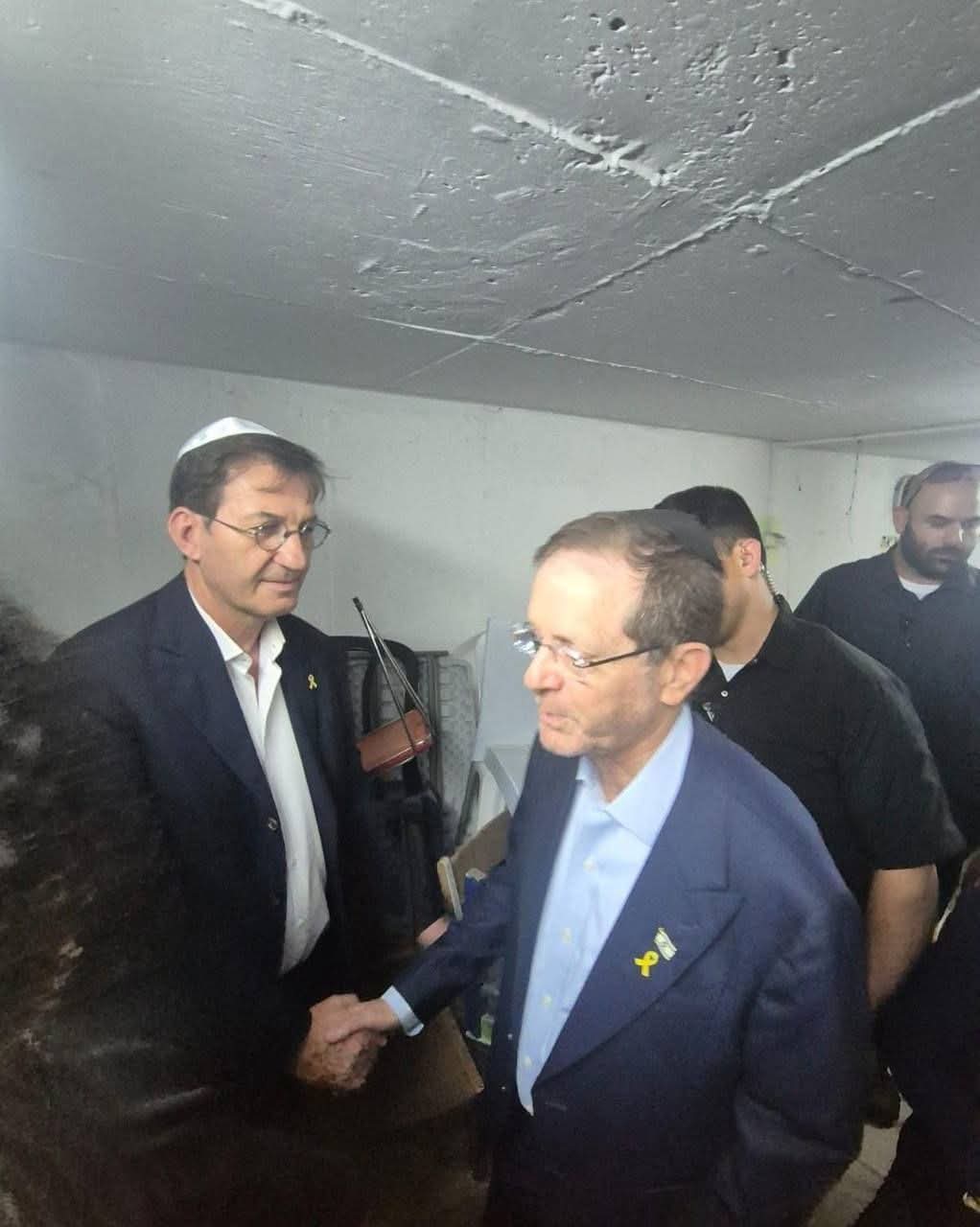 غير عادي .. رئيس إسرائيل وعضو بالكنيست يفران إلى الملاجئ خلال جنازة ضابط قُتل في غزة .. صور