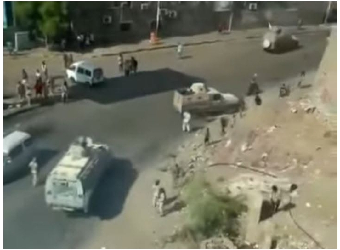 سخط شعبي من أداء الحكومة وفوضى عارمة تجتاح عدد من شوارع العاصمة بعد إشعال النيران فيها واشتباكات قريبه من القصر الجمهوري