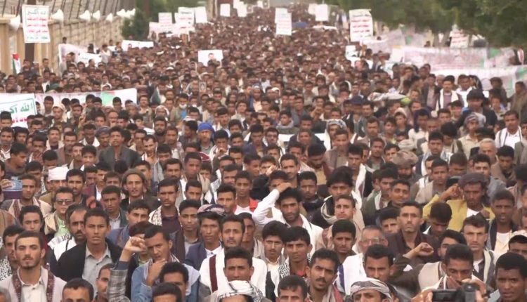 حشود غفيرة تخرج عن صمتها وتصرخ بهتافات الحرية في قلب العاصمة صنعاء