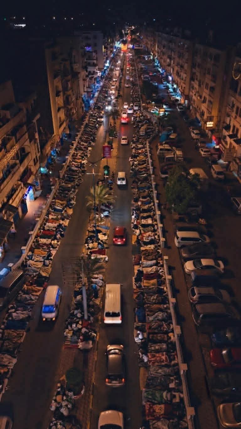 شوارع العاصمة تتحول إلى غرف نوم .. الأهالي يفترشون الأرصفة .. لهذا السبب الخطير ء؟