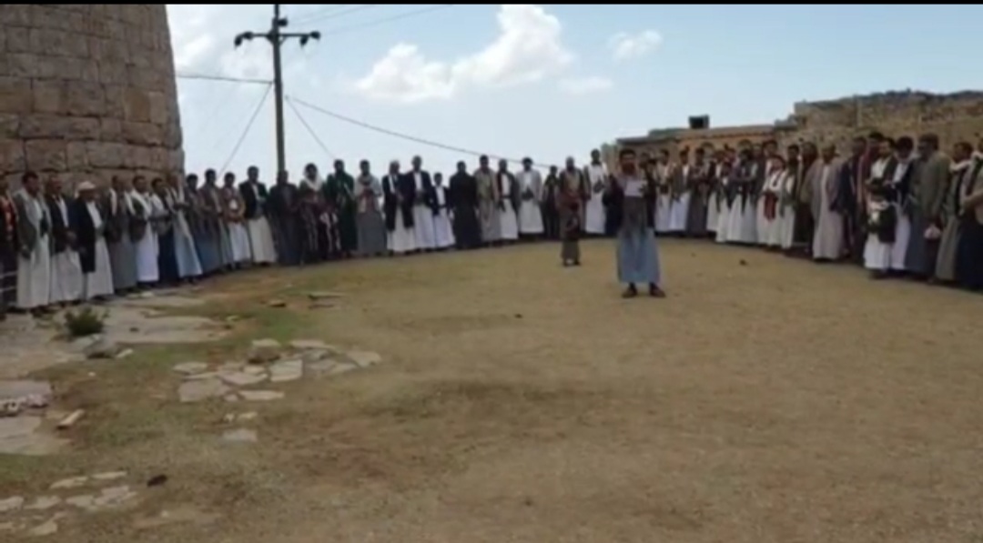 أبناء ضلاع الأشمور بمحافظة عمران ينفذون وقفه جماهيرية يعلنون دعمهم لفلسطين وثباتهم في مواجهة العدوان الأمريكي