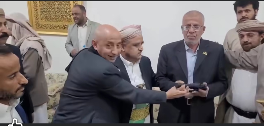 شاهد بالصور .. الشيخ محمد شردة يهدي سلاحه الخاص لممثل مكتب حماس في صنعاء
