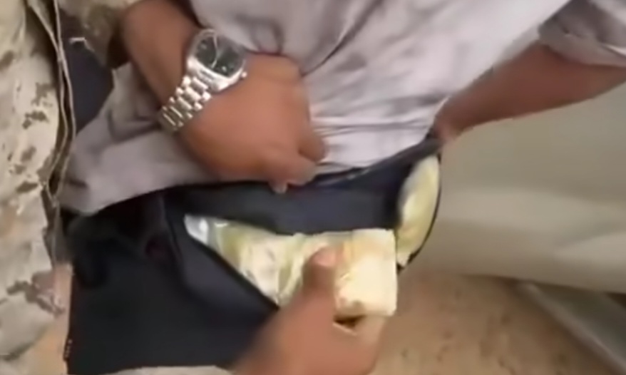 شاهد بالصور: عملية نوعية في منفذ الوديعة تضبط مهربًا يستخدم أماكن وطرق غير متوقعه وعلى جسده ..