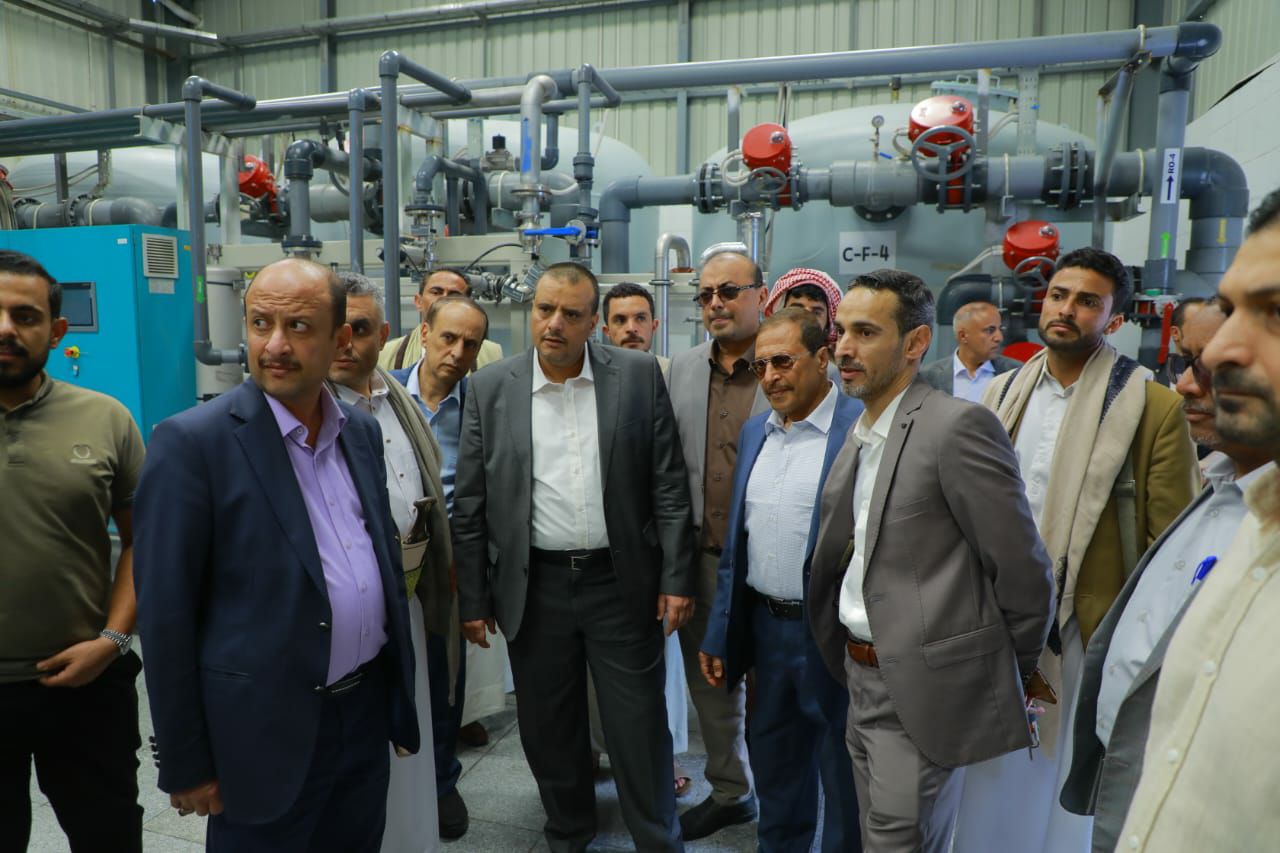 القائم بأعمال وزير الاقتصاد والصناعة والاستثمار يزور عددا من مصانع المياه في محافظة صنعاء