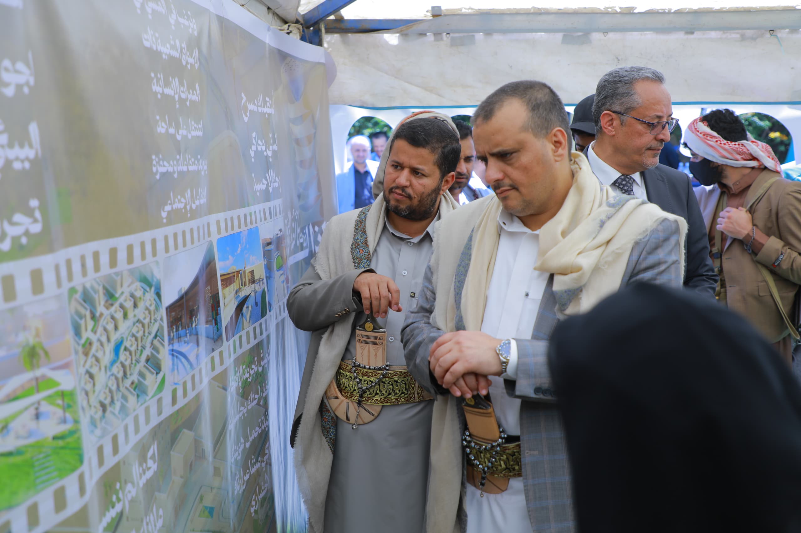 القائم بأعمال وزير الاقتصاد ومدير عام هيئة المواصفات يزوران المشاريع الابتكارية في معرض الإنشاءات بصنعاء