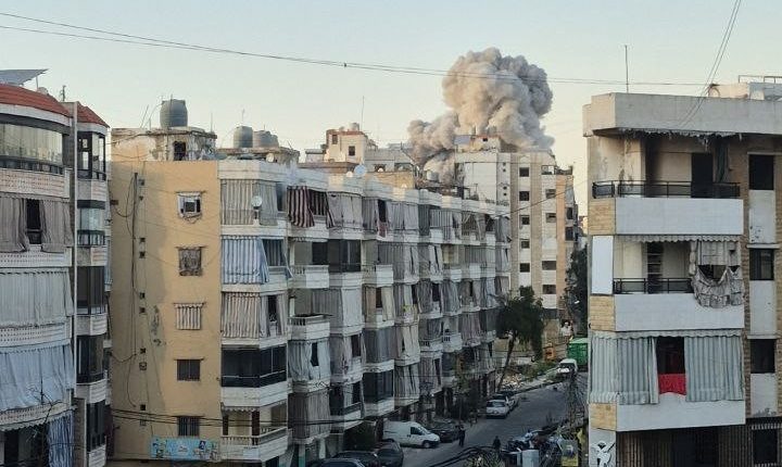 قبل قليل .. بعد إنذار بإخلاء المبنى العدوان يشن غارات عنيفة إستهدفت هذا المبنى السكني في العاصمة 