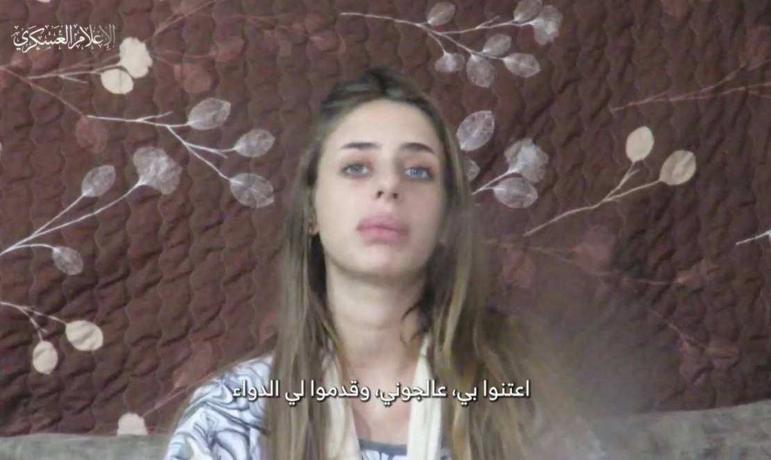شاهد بالصورة أسيرة إسرائيلية بعمر 20 سنه إدعت أن مقاوما