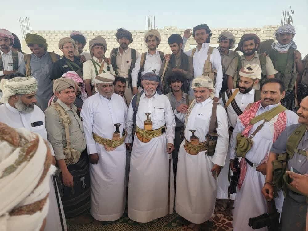 صورة مؤثرة للشيخ محمد الزايدي مع الشيخ صالح الحريزي بعد الإفراج عنه ..